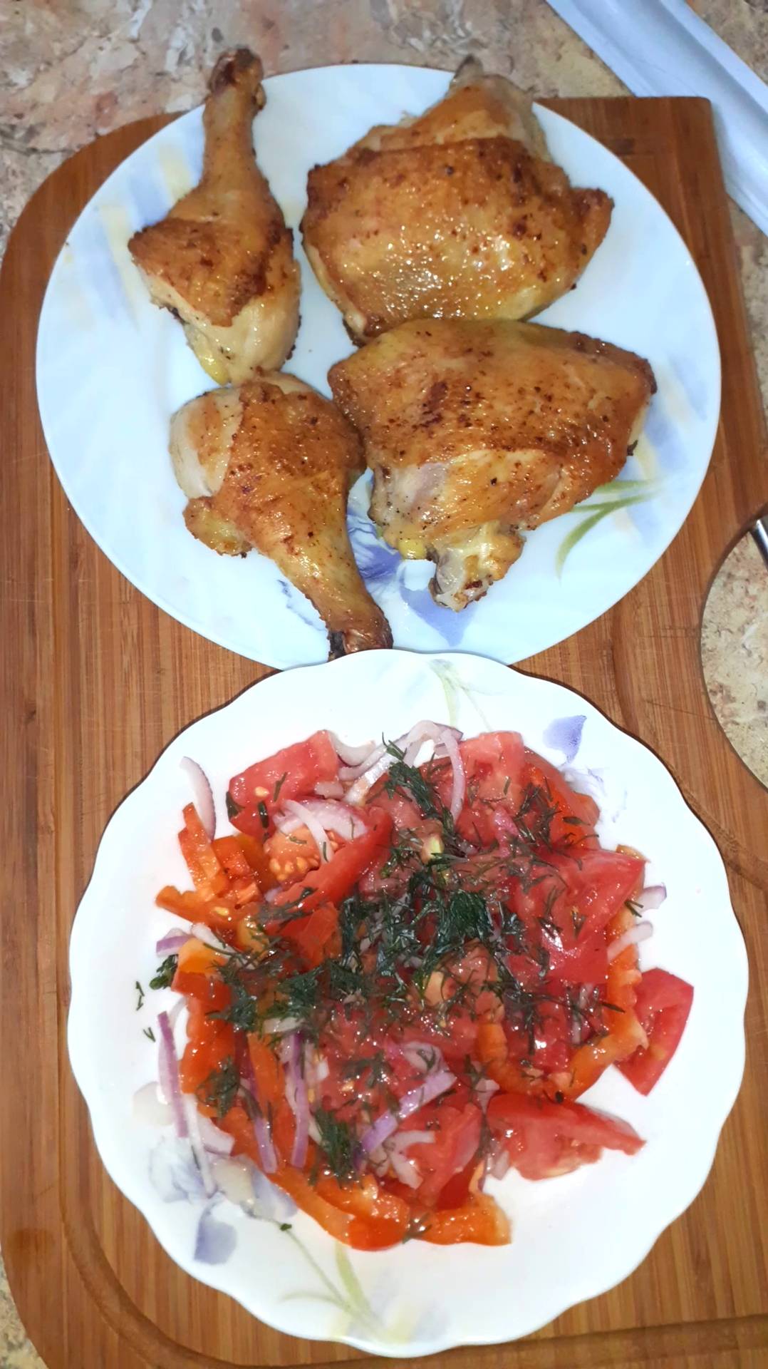 Жареная курица с чесноком и специями на сковороде. Рецепт вкусного ужина. смотреть онлайн