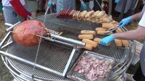 Готовится кусок мяса. Булочки и сосиски