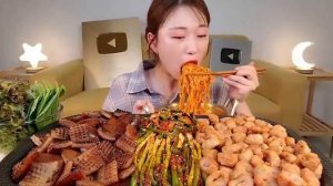 Мукбанг и Mukbang с Пылом: Огненная Лапша и Свиные Деликатесы! 🔥🐷
