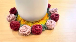 Салфетка с цветами по краям.