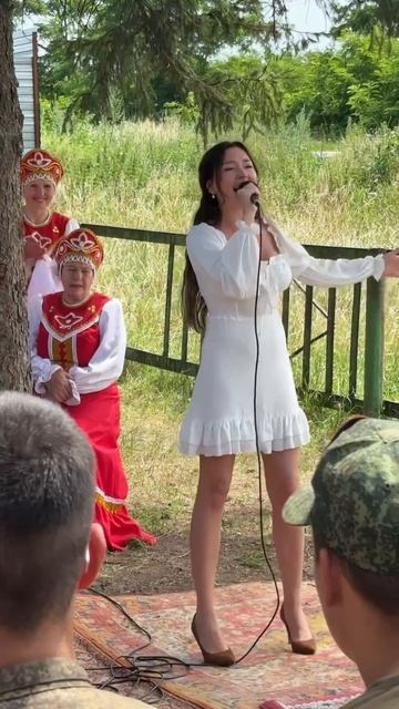 Выступление Сюзаны Светличной в полевом госпитале.