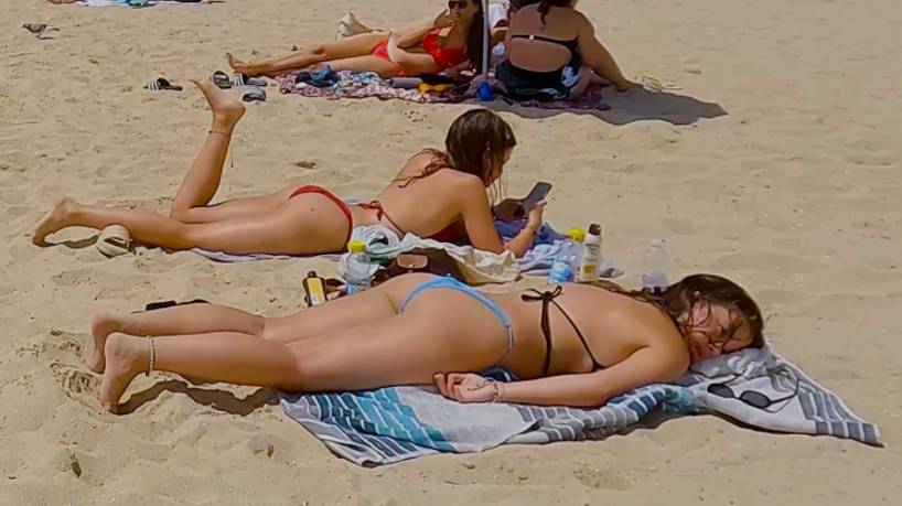 Красивые девушки в купальниках на пляже смотреть онлайн