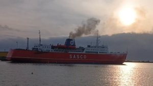 Холмский морской торговый порт. Паром уходит на порт Ванино