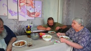 Пенсионеры едят котлеты из мраморной говядины за 300 рублей с салатом Как вкусно кушаем хвалим маму