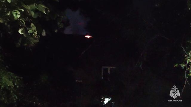 Пожарные ликвидировали очаги пламени на месте пожара в жилом доме в Хабаровске смотреть онлайн