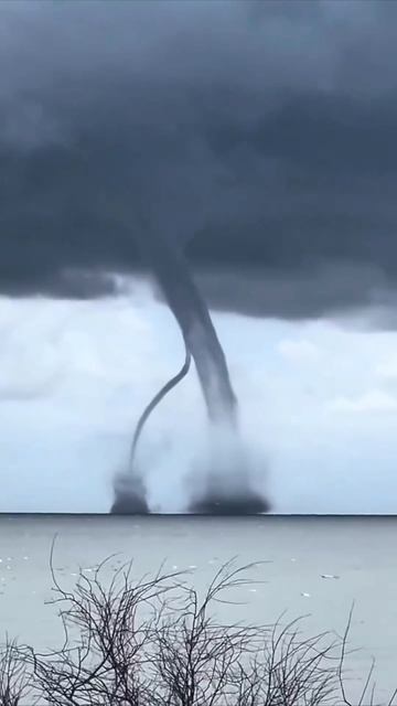 У берегов соседнего Сочи был замечен двойной смерч (3.08.2025) смотреть онлайн