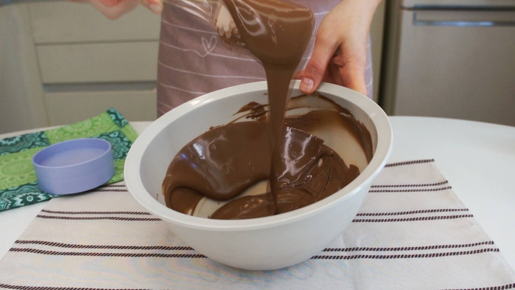 КАК ПРАВИЛЬНО ТЕМПЕРИРОВАТЬ МОЛОЧНЫЙ ШОКОЛАД КАКАО МАСЛОМ МИКРИО | ОСНОВНЫЕ ОШИБКИ ТЕМПЕРИРОВАНИЯ смотреть онлайн