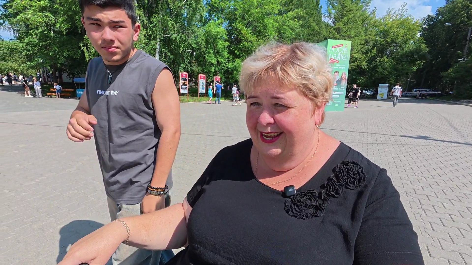 Абдугани присматривает за нами. Сегодня день ВДВ в парке Маяковского. смотреть онлайн