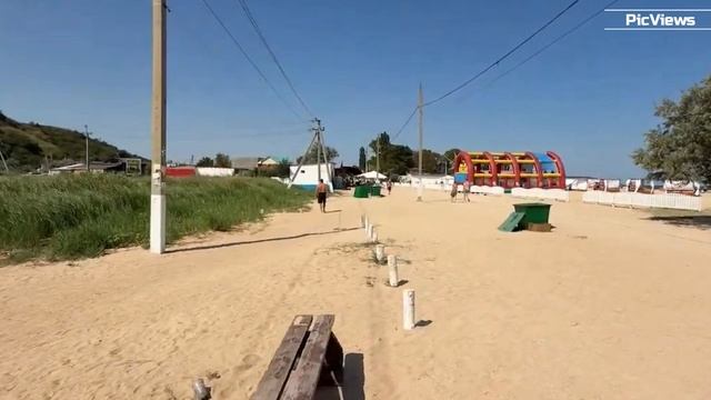 Голубицкая пляж Белый сегодня 3 августа 2025. Какая погода в Голубицкой сейчас. Море, обстановка смотреть онлайн