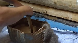 чем заделать щель между нижним бревном и фундаментом.mp4