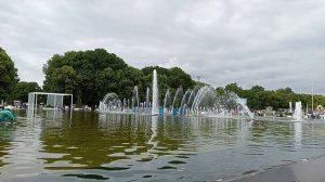 Парк Горького Москва. День Воздушно-десантных войск. 95-я годовщина ВДВ. Фонтан в партере парка.