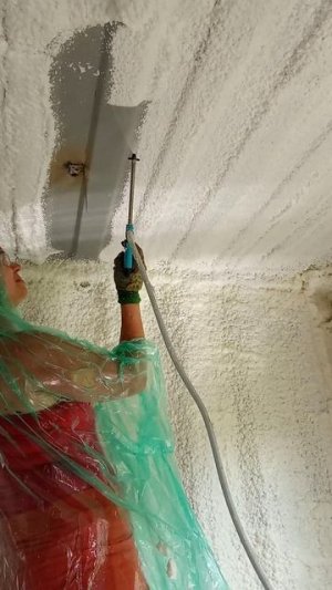 Нанесение напыляемого утеплителя в контейнере