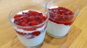 ДИЕТИЧЕСКИЙ ДЕСЕРТ из йогурта с клубникой и медом