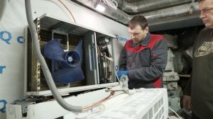 Ремонт кондиционера - подсоединение межблочного кабеля от внутреннего блока к внешнему