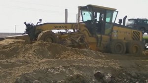 Грейдер Volvo G946 разравнивает песок часть 1