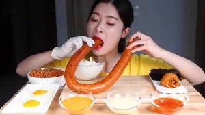 Мукбанг и Mukbang с Милой Девушкой: Гигантская Сарделька и острая лапша! 🍖🔥 Плюс Рецепт