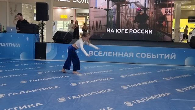 Танец маленькой девочки в ТРК Галактика! смотреть онлайн