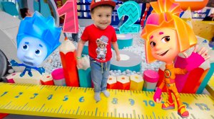 Фиксики для детей Учим цифры Дети всей семьёй весело играют в парке развлечений Фиксики Брозаврики