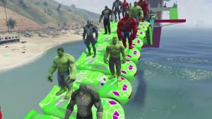 Мультики про машинки. Супер герои проходят полосу с препятствиями.