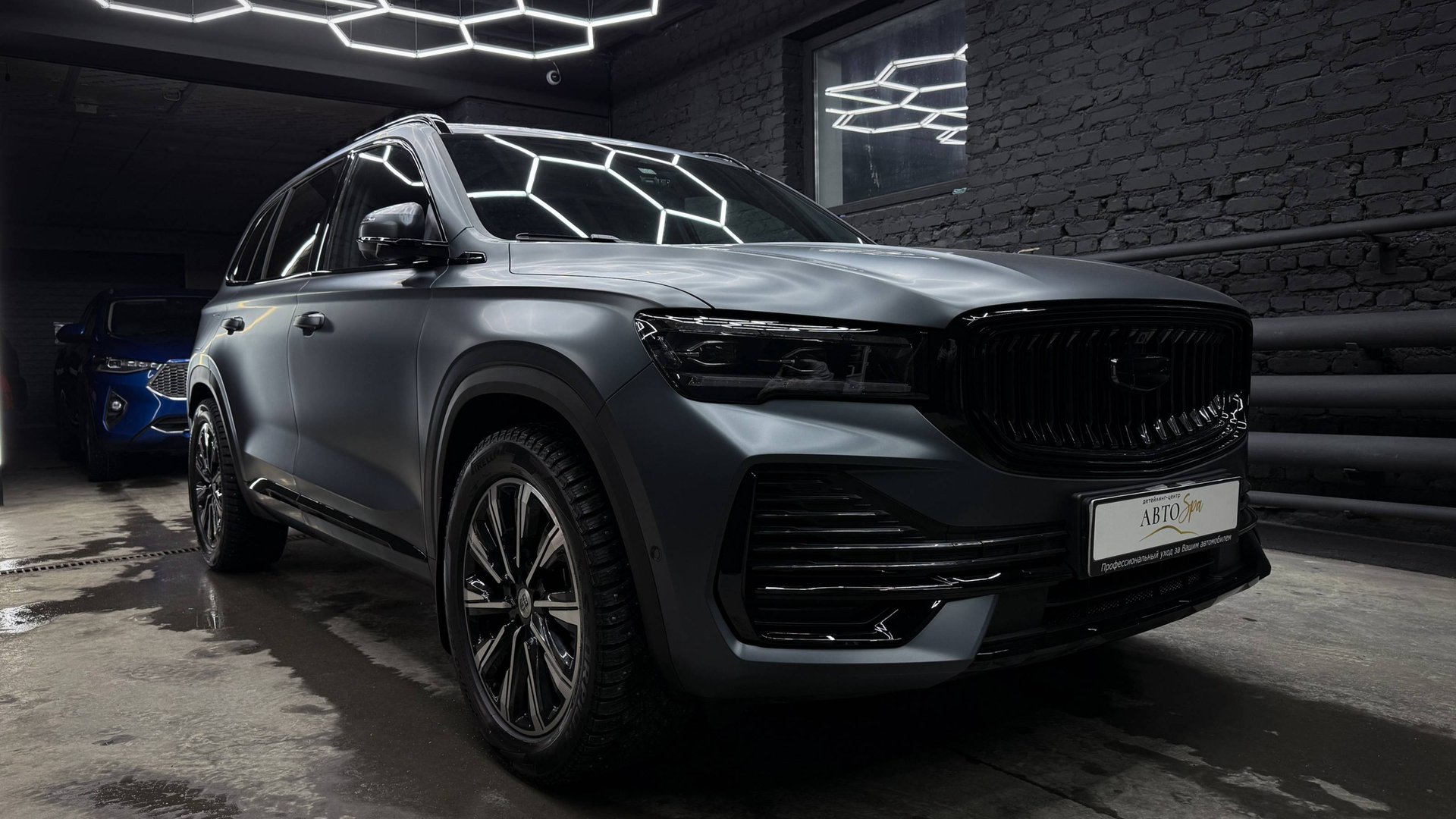 Полная оклейка Geely Monjaro в матовый полиуретан смотреть онлайн