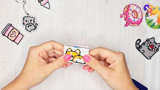 Мини-вышивка крестиком: значок | брелок своими руками | Stitch to go смотреть онлайн