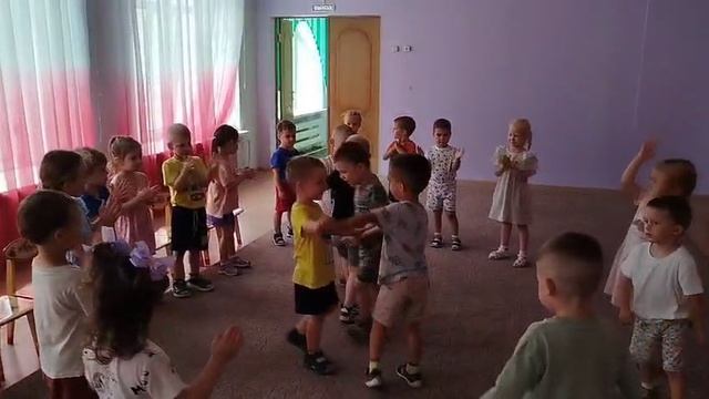 Танцы. Поздравление с днём рождения одногруппников в детском саду. Володе 3,11