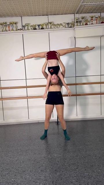 Поддержка в перевернутом шпагате смотреть онлайн