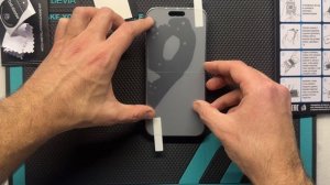Клеим глянцевую пленку на экран (на примере iPhone 15)