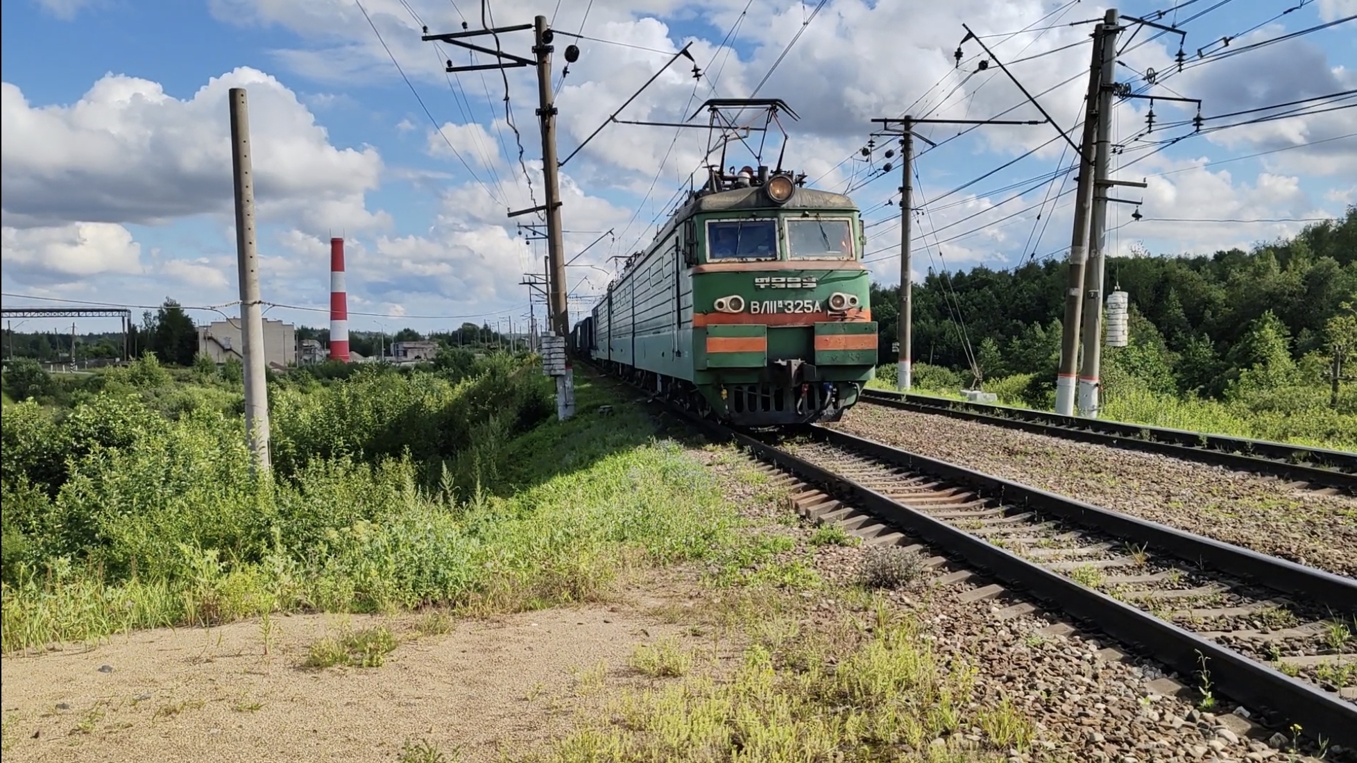 В зелёном, советском окрасе! Электровоз ВЛ11м-325А/319Б с грузовым поездом.