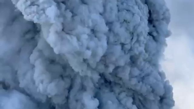 На Камчатке впервые сняли пробуждение вулкана Крашенинникова смотреть онлайн