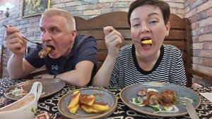 Мукбанг ПИРУЕМ на дорожку в ресторане) Тырим МЯСО друг у друга) Подводим ИТОГИ поездки в Питер