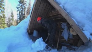 УВЁЛ ЖЕНУ В ТАЙГУ ПРОВЕЛИ НОЧЬ ВДВОЁМ ВДАЛИ ОТ ВСЕХ В БРЕВЕНЧАТОМ ДОМИКЕ Яркий свет во ТЬМЕ