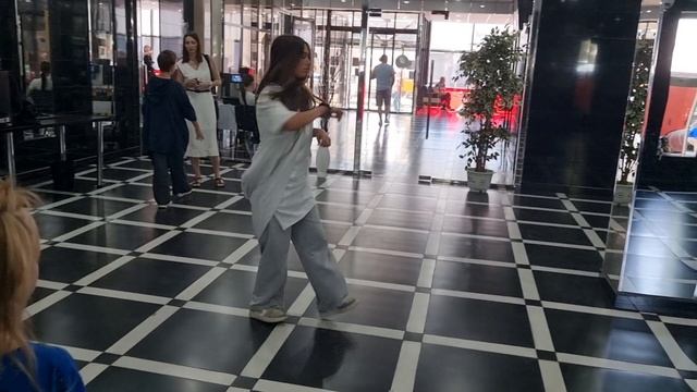 Немного танцев перед показом коллекции дизайнера Александра Почашева! смотреть онлайн