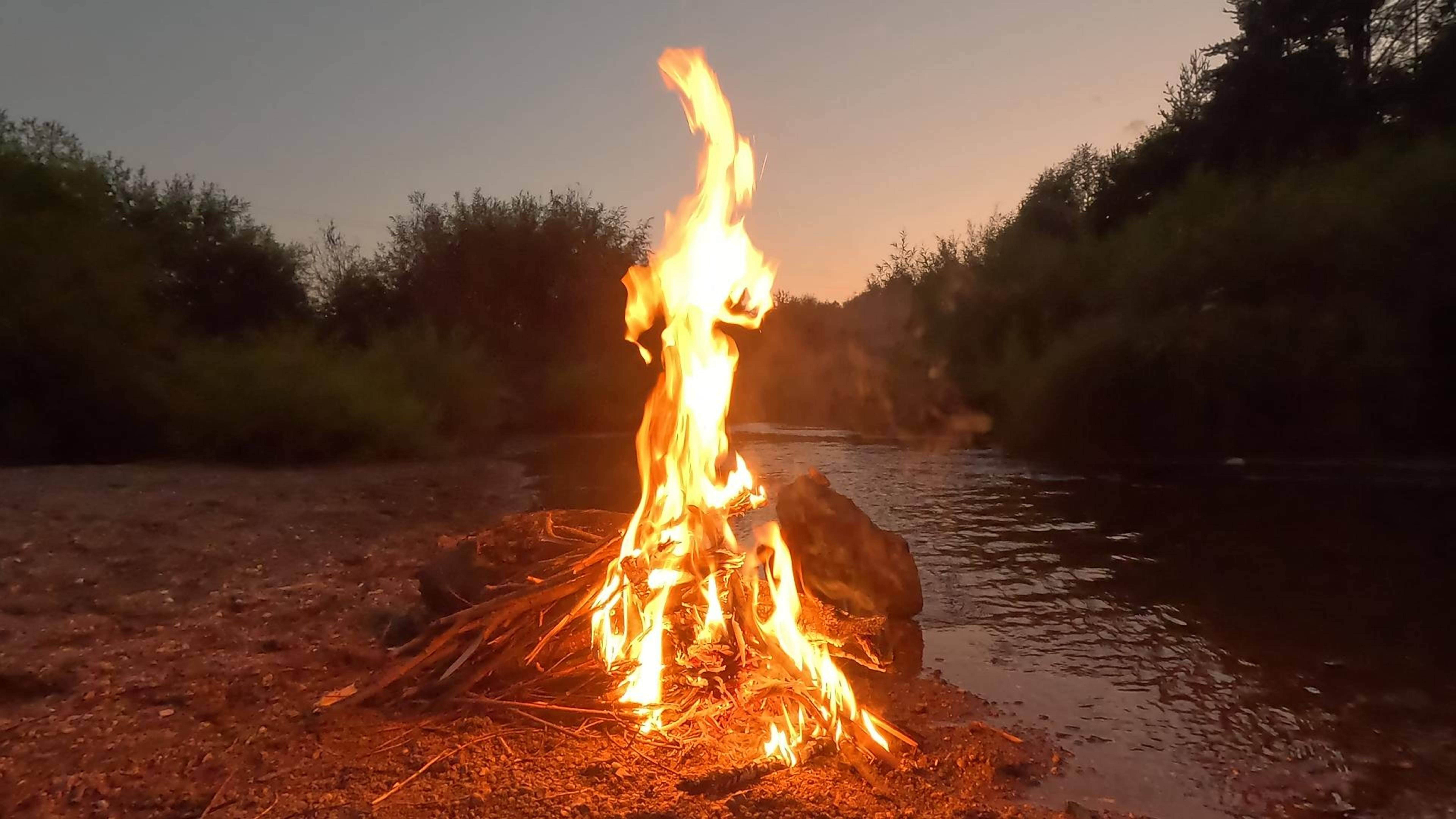 Одни из самых прекрасных звуков, на мой взгляд, это стрекот костра и шум реки. смотреть онлайн