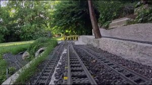 Лего поезд. Игрушечный поезд едет по двору. Залипательное видео для детей.