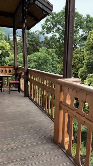 Пообедали в Абхазии в ресторане «Гагрыпш» в Гагре и вышли на балкон полюбоваться курортом сегодня смотреть онлайн