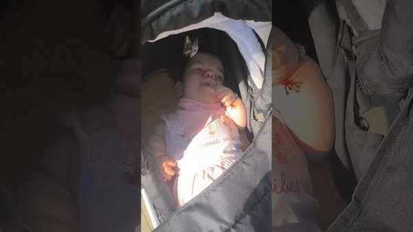 Олюшка на прогулке