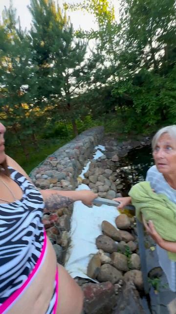 Внучка толкнула бабушку в пруд с пираньями.. смотреть онлайн