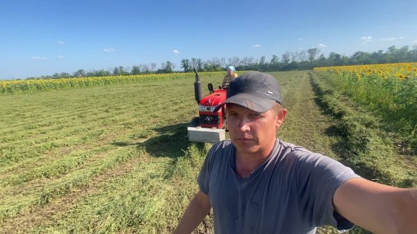 Переворачиваем и тюкуем сено !! Жизнь в деревне