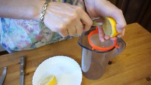 Как просто выжать сок из лимона без соковыжималки