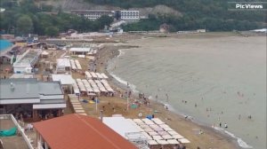 Грязь на пляже в Джубге Туапсинский район 3 августа 2025. Обстановка на пляже во время шторма.