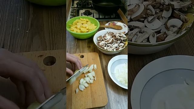 Печень индейки в сметане. И жареный картофель с шампиньонами!