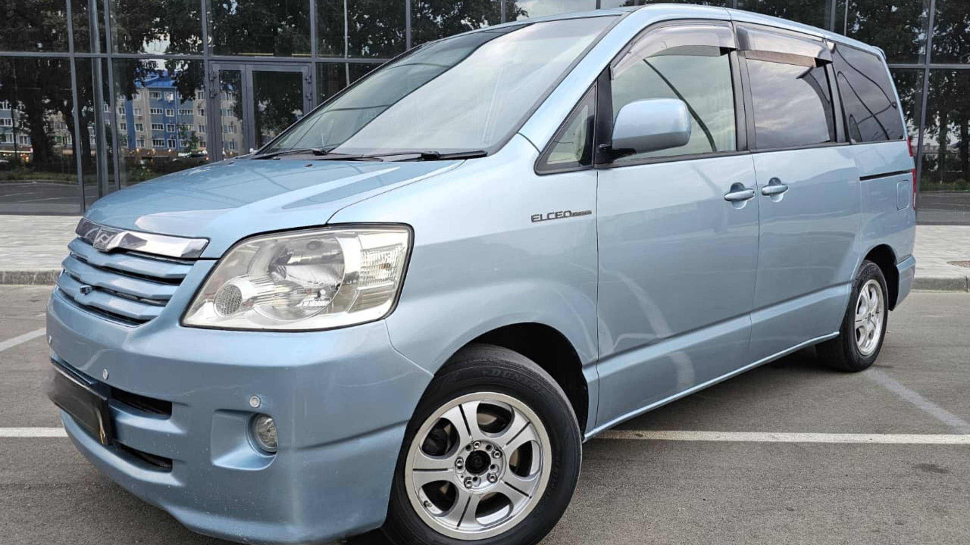 TOYOTA NOAH 2003 г.в.