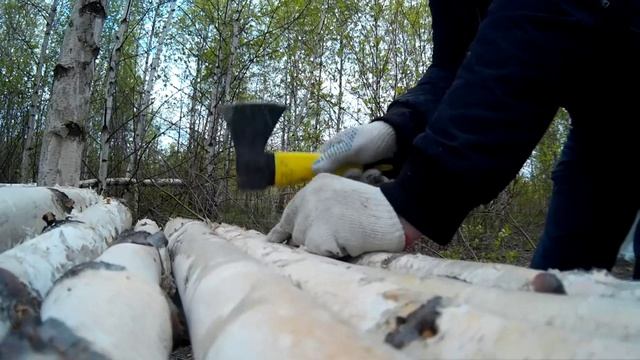 Отшельник бродяга выживает в лесу и строит лесную скамейку смотреть онлайн