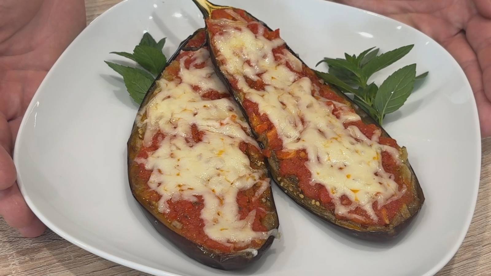 Запечённые баклажаны с томатами и сыром. Простое в приготовлении, но эффектное и вкусное блюдо смотреть онлайн