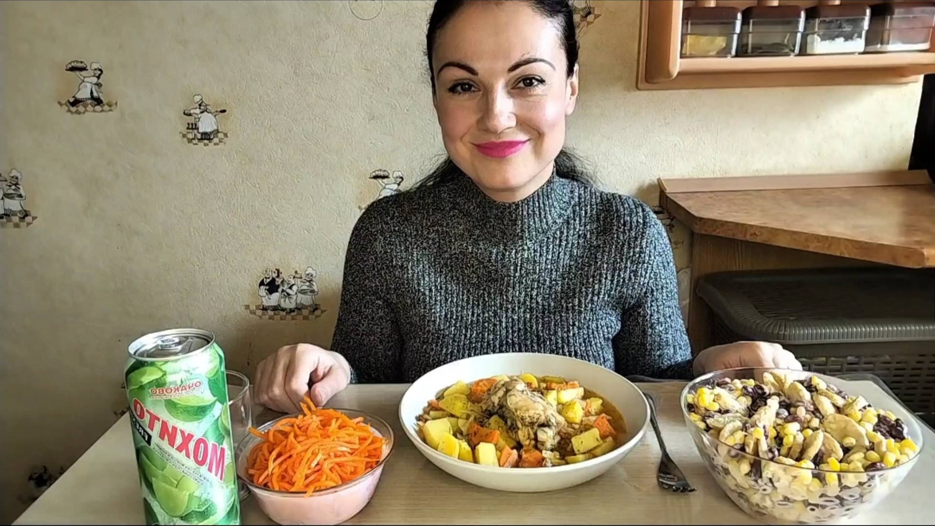Мукбанг 🍲Тушёная картошка с курицей, салат с фасолью и кукурузой 🫘🍗 Менять внешность или нет? 🤔