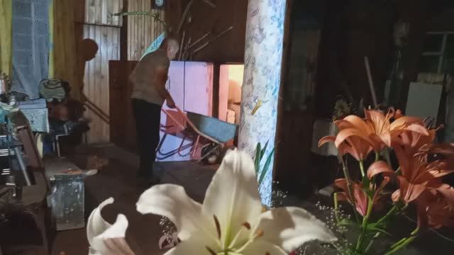 ВРЕМЯ НОЧЬ, А ОНИ РАБОТАЮТ... смотреть онлайн