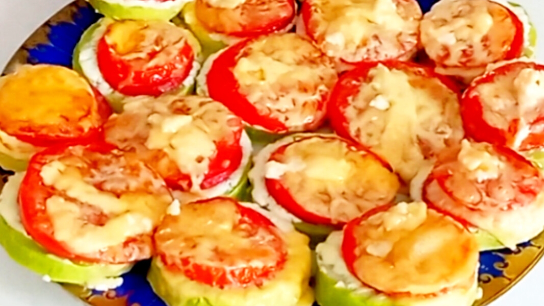 Кабачки с колбасой, помидорами 🍅 и сыром 🧀, запечённые в духовке. смотреть онлайн