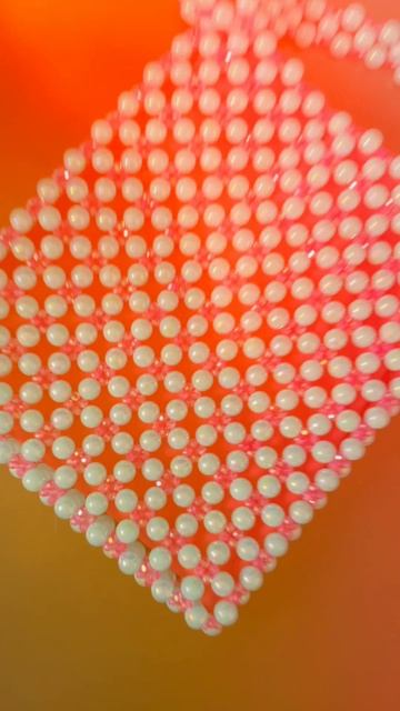 Яркий Шопер из бусин ручной работы. МК скоро на канале. #сумкаизбусин #handmade #Busibum смотреть онлайн