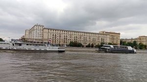 Москва.Воробьвы горы.Москва река, на теплоходе скрипач играет мелодию, набережная прекрасное место